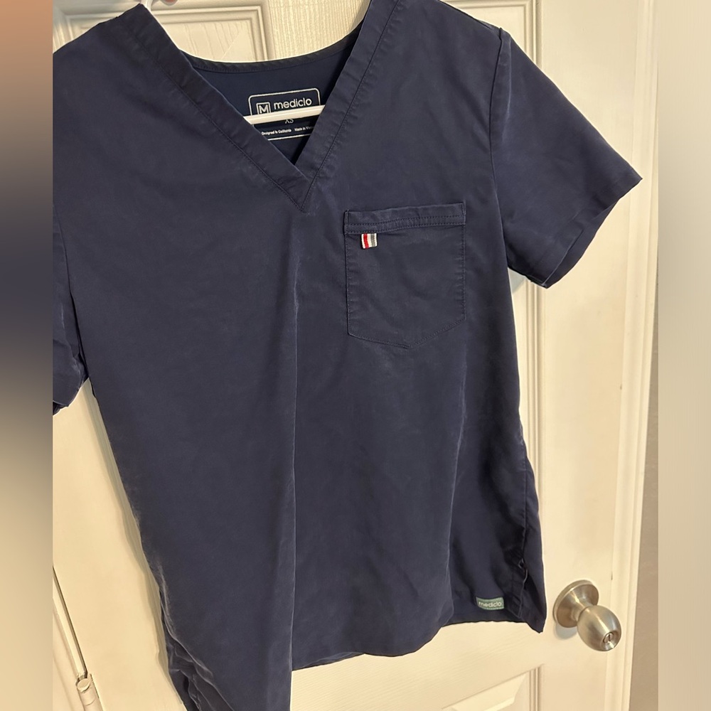 Mediclo Sal essential scrub top
